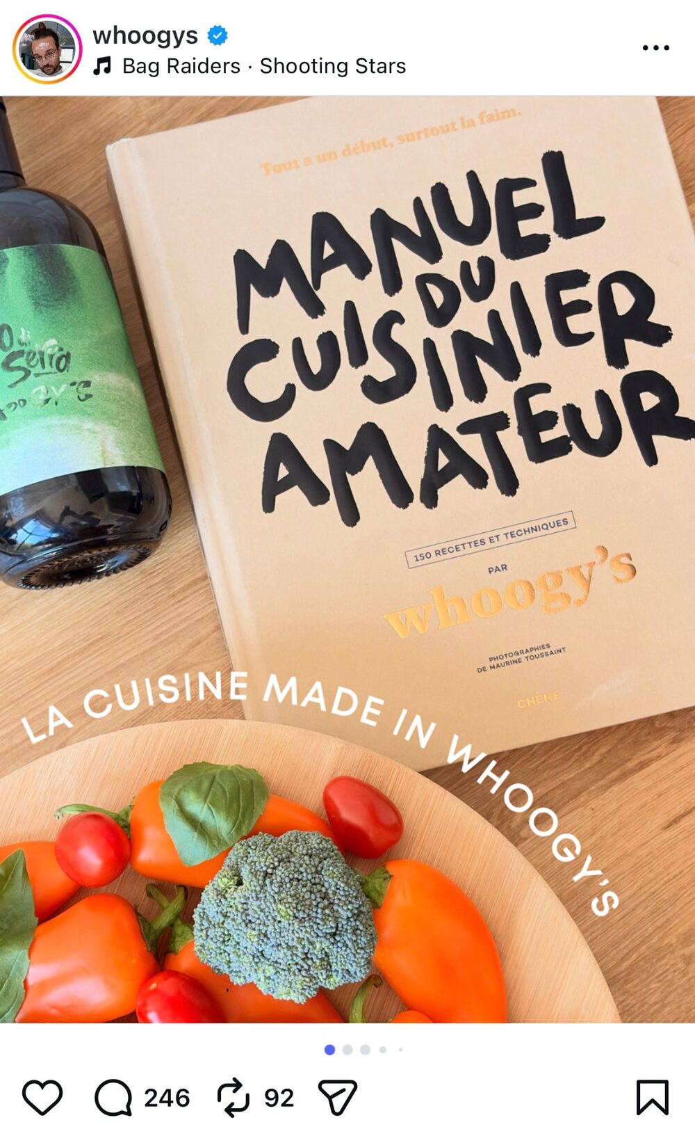 Design visuel pour Whoogy's : mise en scène du manuel du cuisinier amateur avec légumes frais et bouteille.